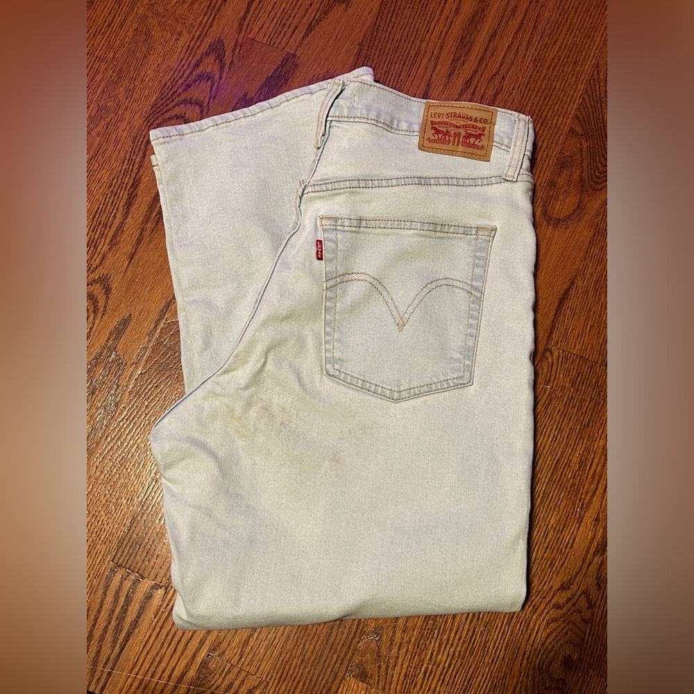 Levi's Women's Ribcage Straight Ankle Jeans- Light Wash ripped knee